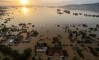 (ВИДЕО) СО ТРАКТОРИ И ЛОПАТИ ЧИСТАТ КАЛ: Грчки град по поплавите изгледа како да е бомбардиран